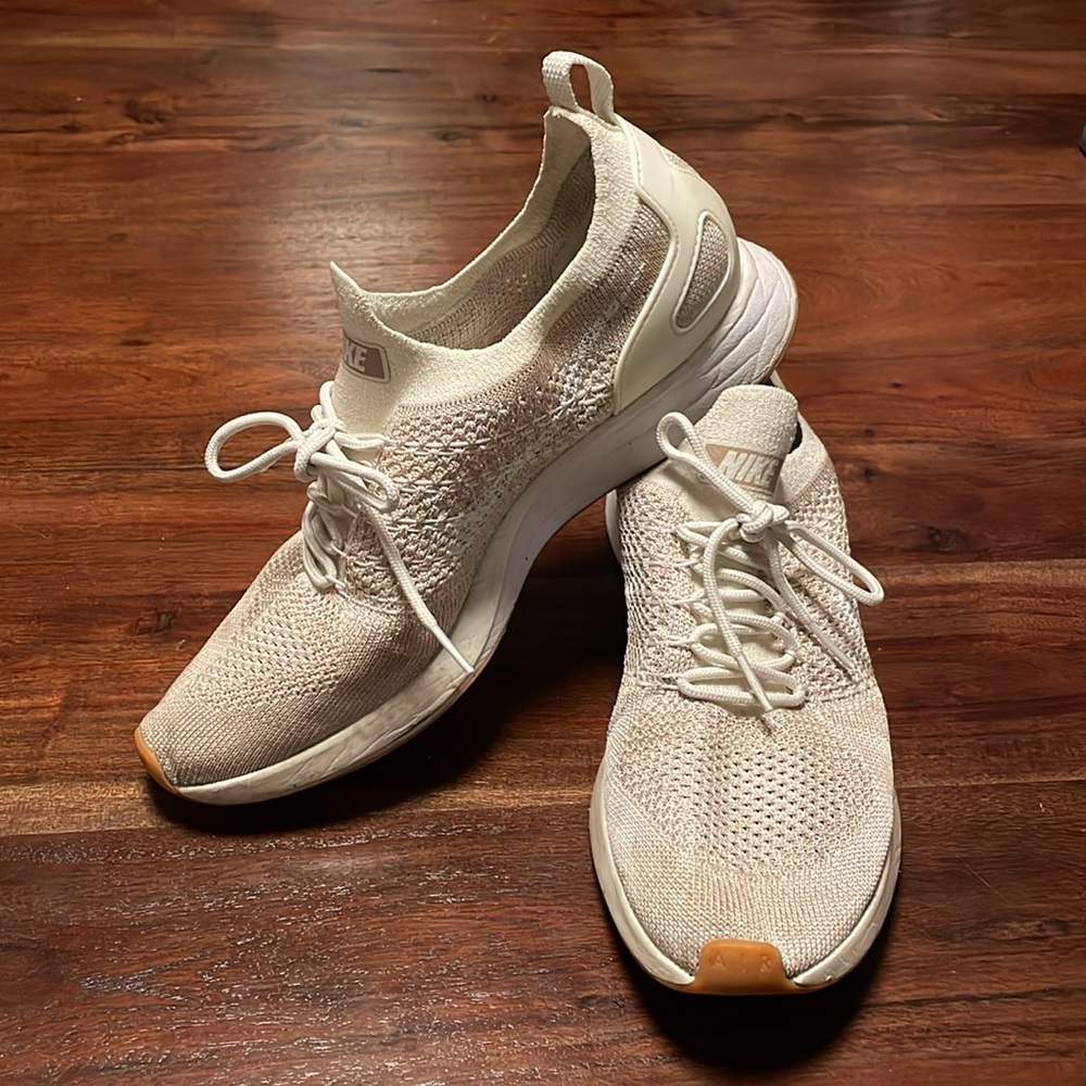 Nike Women's WMNS Air Zoom Mariah FK Racer, SAIL/White-Sand-Gum Yellow size 10.5 - Picture 2 of 3